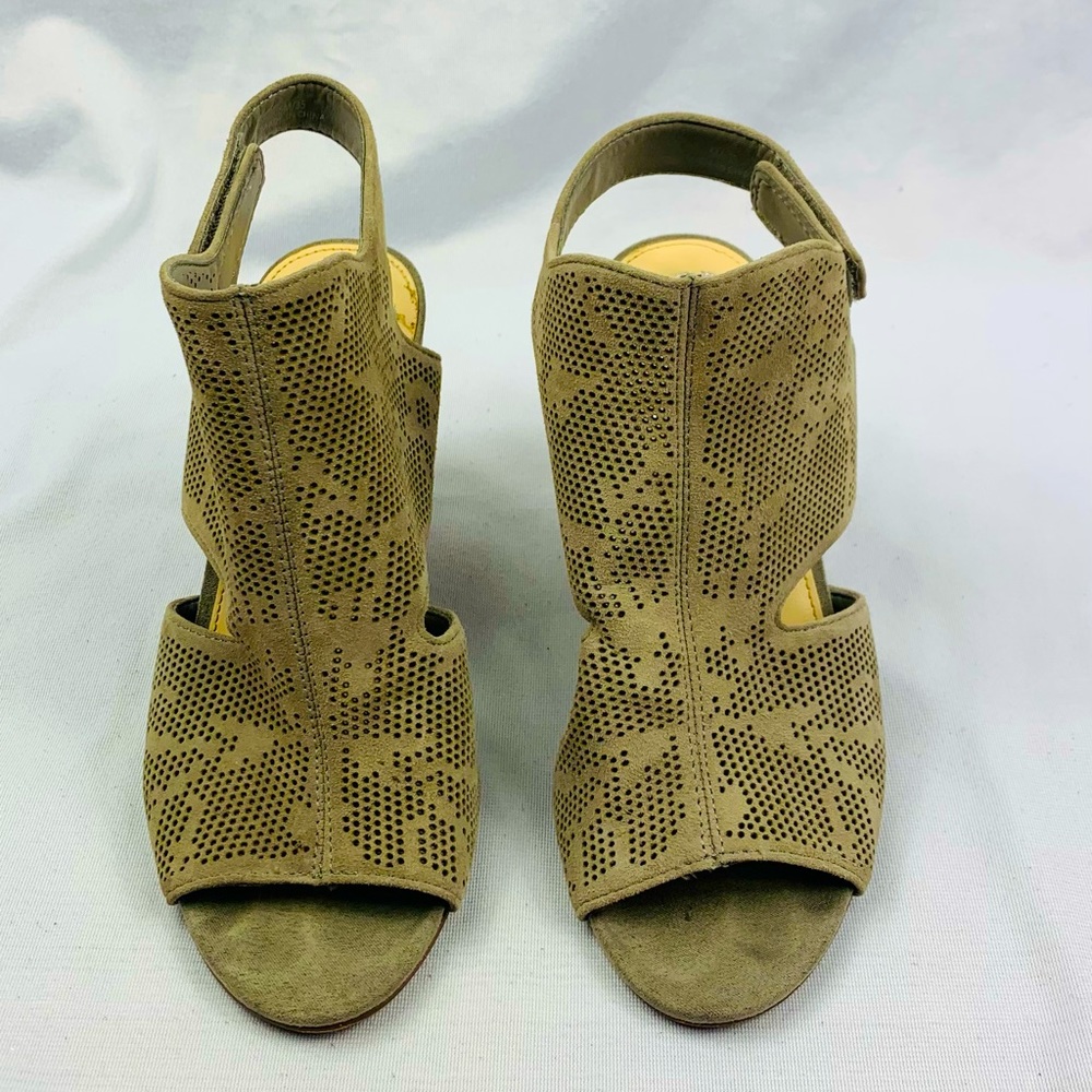 Vince Camuto open toe block heel 5M/ 35
